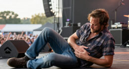 Ray LaMontagne Collapses Onstage In Nashville, Treated For Heat-Related Dehydration
